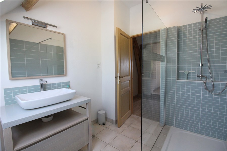 shared  shower room from rooms 2 and 3